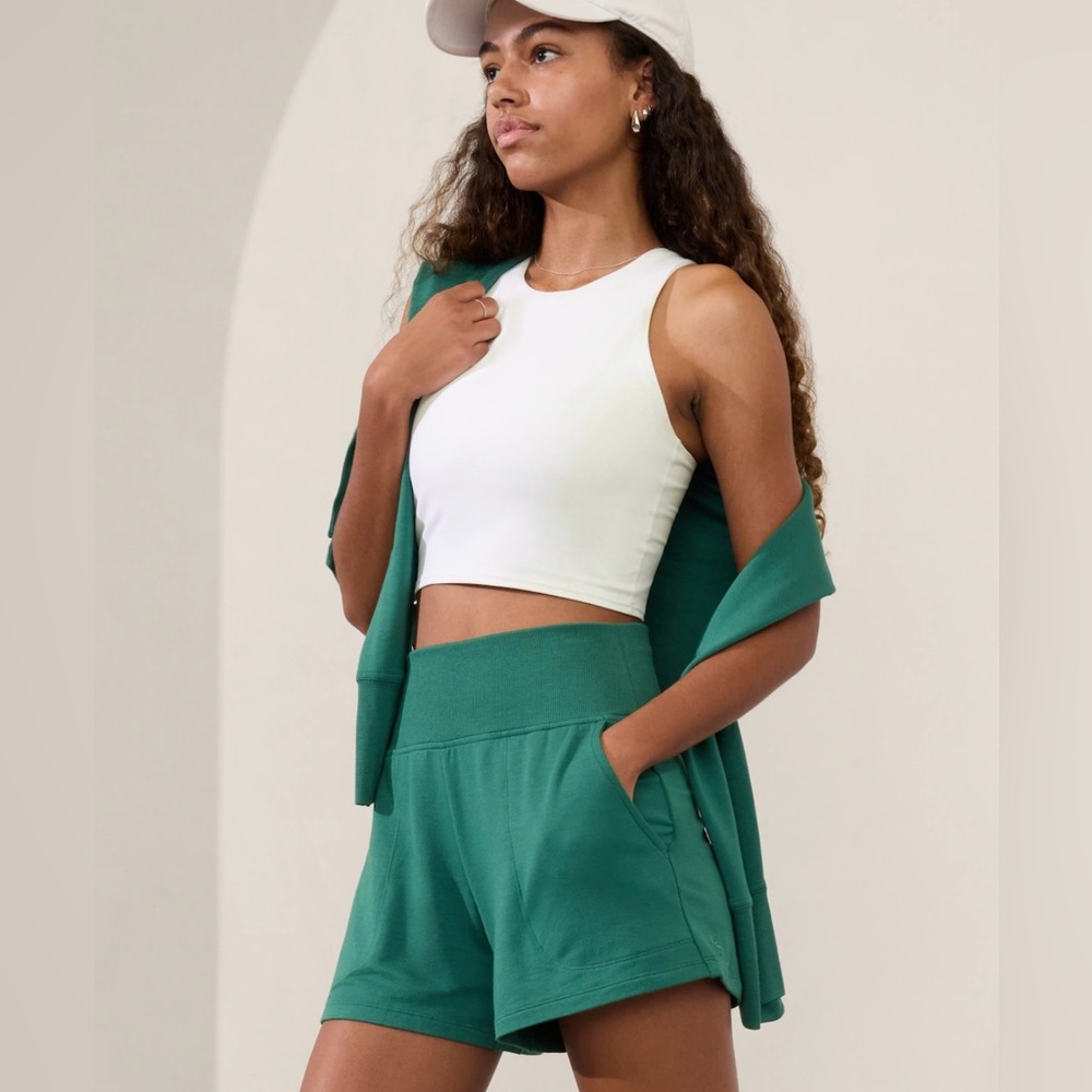 NWT Athleta Coaster Luxe Shortie in green, size small